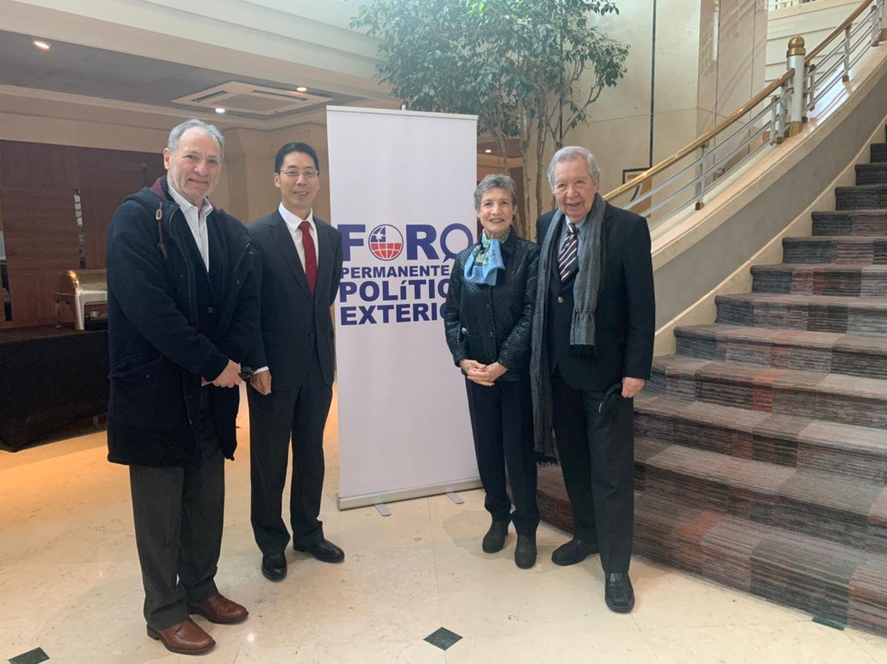 Marta Mauras y Fernando Reyes, panelistas del Foro Permanente de Política Exterior en el Seminario, más el Embajador chino y Rolando Drago.